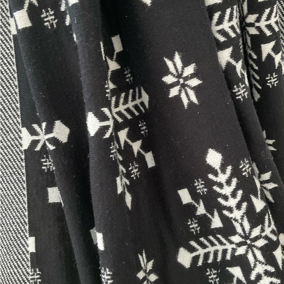 KIRKLANDS THROW Snowflake Reversible Black White Stripe Edges 60” x 56” NWOT - Picture 5 of 9